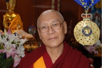 སེར་བྱེས་ཏྲེ་ཧོར་རྒྱུད་སྨད་མཁན་ཟུར་བཀྲ་ཤིས་ཚེ་རིང་མཆོག་ལ་ཨོ་སི་ཀྲི་ལི་ཡའི་གཞུང་འབྲེལ་གྱི་ཆེ་བསྟོད་གཟེངས་རྟགས་འབུལ་བཞེས་མཛད་