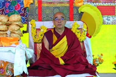 སེར་བྱེས་མཁས་སྙན་གྲྭ་ཚང་གི་མཁན་རབས་ ༧༨ པའི་མཚན་རྟགས་འབུལ་བཞེས་ཀྱི་མཛད་སྒོ།