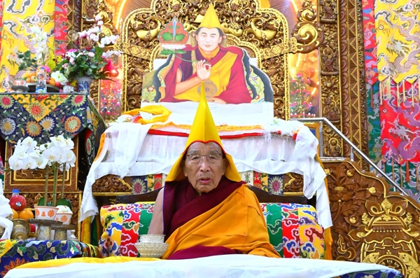 དགའ་ལྡན་ཁྲི་ཆེན་རྡོ་རྗེ་འཆང་ཆེན་པོ་མཆོག་ཆིབས་བསྒྱུར་བསྐྱངས།