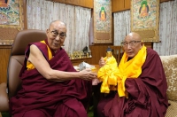 དགའ་ལྡན་ཁྲི་ཐོག་བརྒྱ་དང་ལྔ་པའི་ཕྱག་རྟགས་ཕེབས་པ།